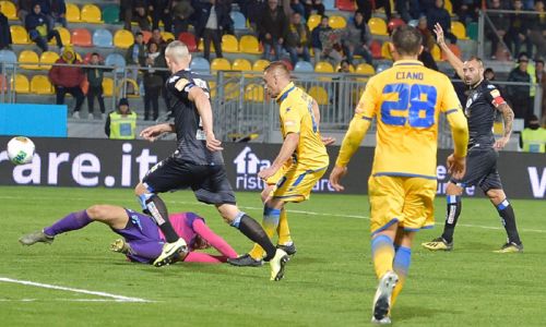 Soi kèo Pescara vs Frosinone, 23h45 ngày 17/7/2020 Hạng 2 Italia