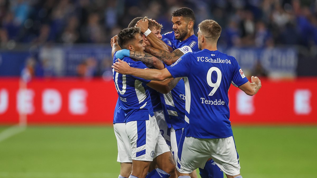 Soi kèo Schalke vs Karlsruhe