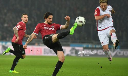 Soi kèo phạt góc Kaiserslautern vs Hannover, 1h30 ngày 16/7 Hạng 2 Đức